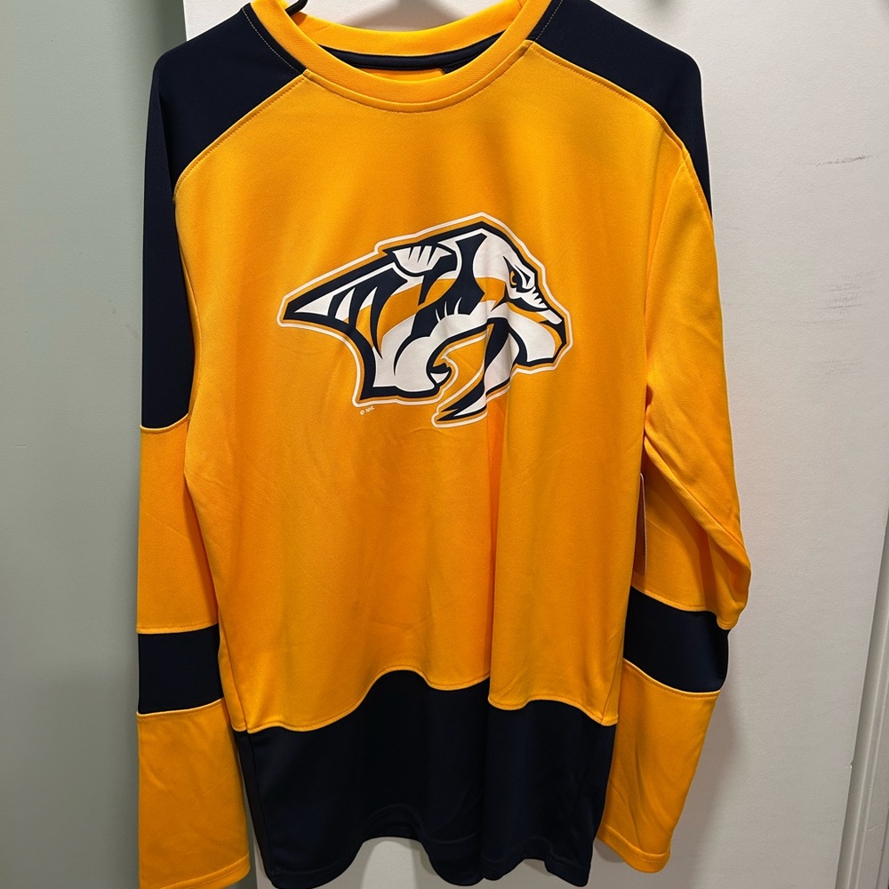 Nashville Predators Shirt - Large